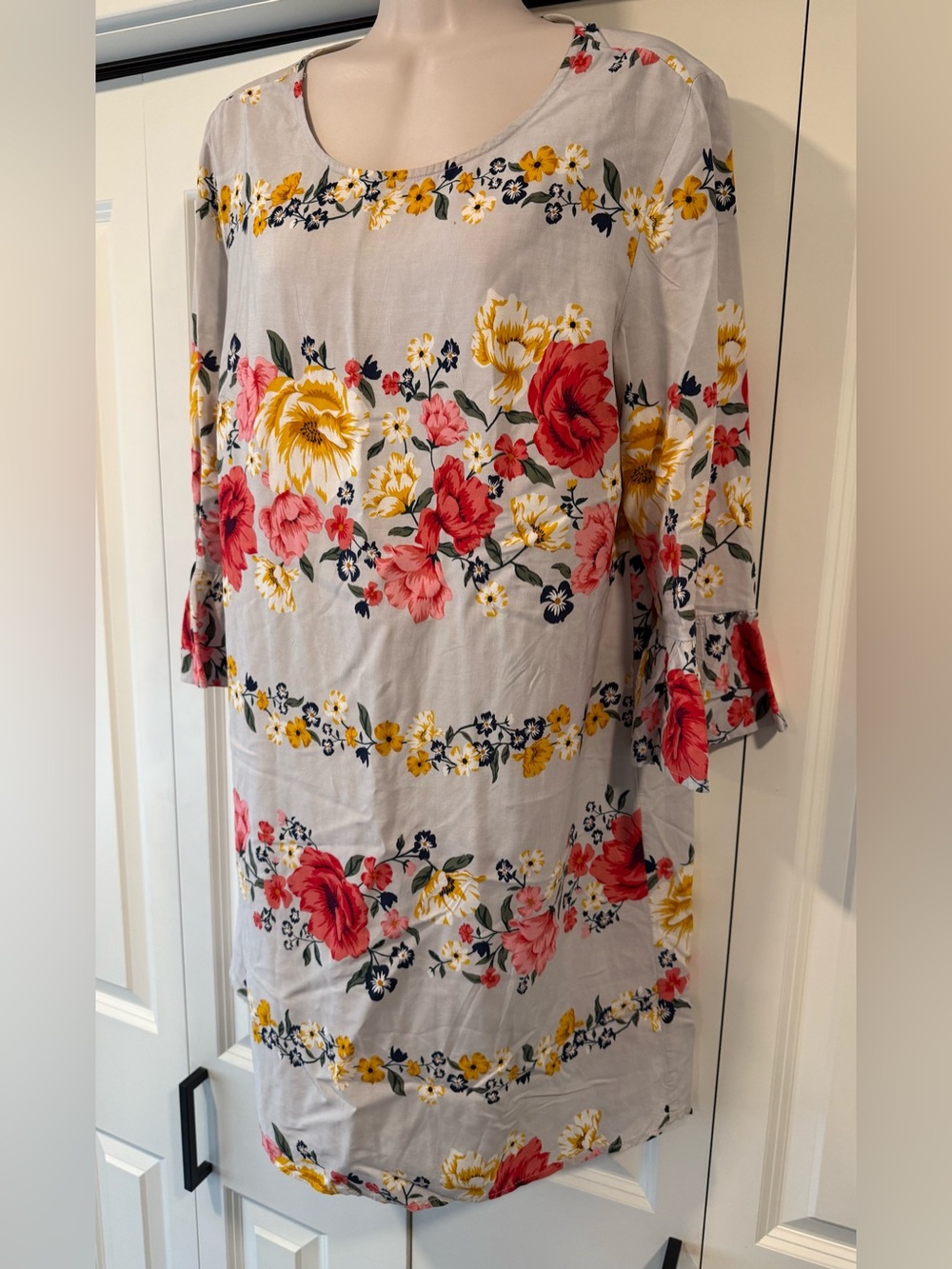 Old Navy gray floral shift dress small s ruffle sleeve